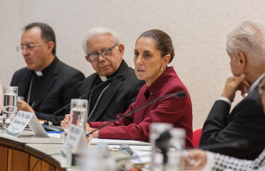 La presidenta Claudia Sheinbaum junto a monseñor Ramón Castro Castro, en la reunión con la Conferencia del Episcopado Mexicano