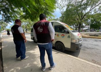 IMOVEQROO sanciona a conductor de combi de transporte terrestre estatal por cargar gasolina con pasajeros abordo