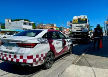 IMOVEQROO sanciona a conductor de combi por cargar gasolina con pasajeros abordo