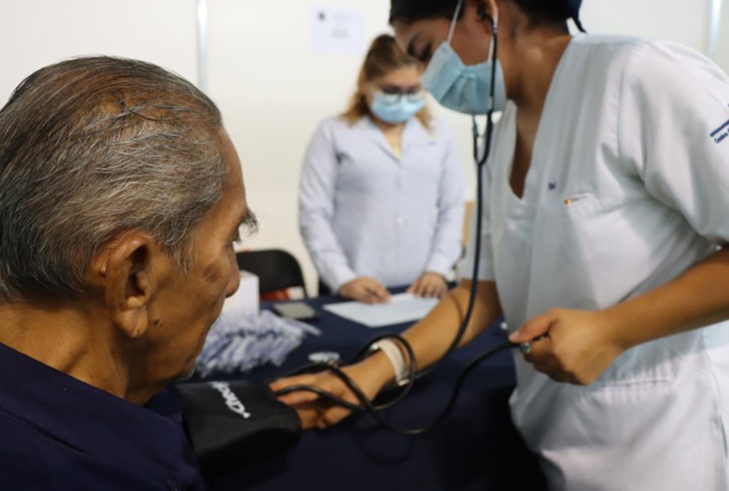 Exámenes de la vista y oído, mediciones, pruebas médicas y más servicios son parte de la 18a. Feria de la Salud de la Uady en el Poliforum Zamná, que concluye mañana sábado