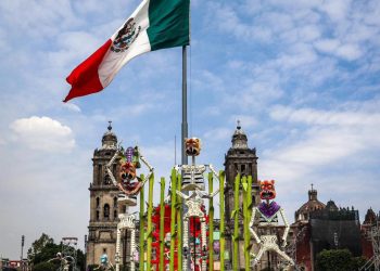 Instalan ofrenda monumental de Día de Muertos en el Zócalo de CDMX