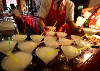 Jóvenes turistas mueren intoxicados tras beber alcohol adulterado en Laos