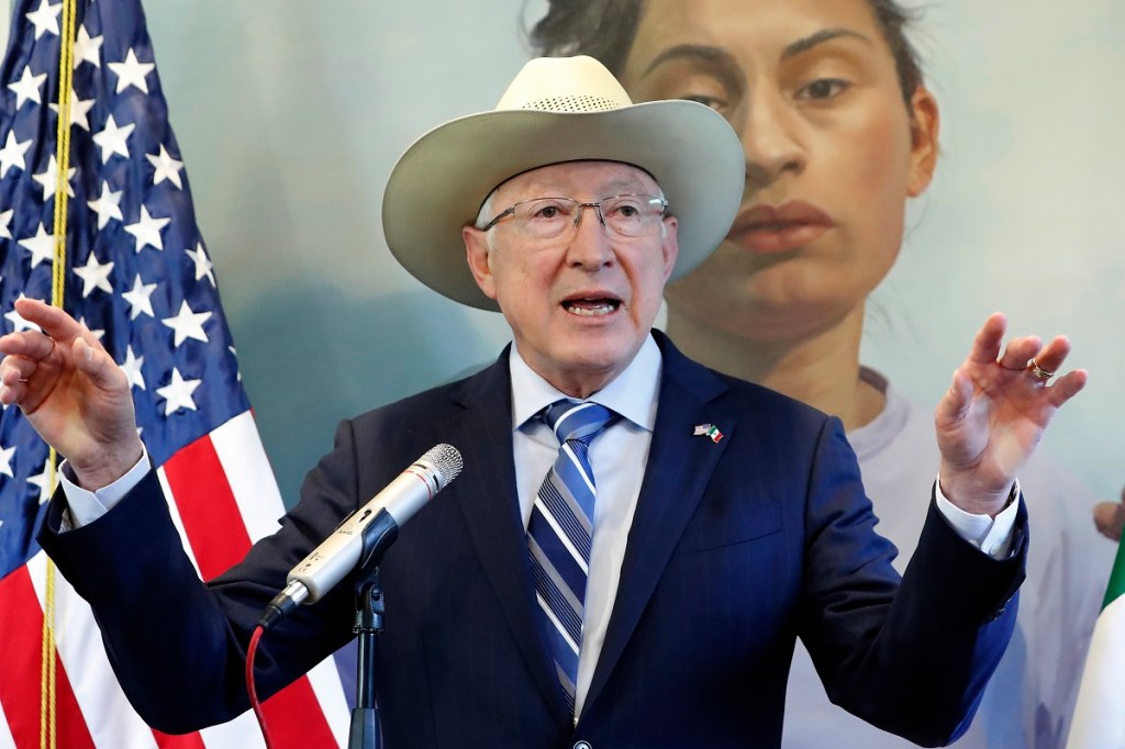 El embajador de Estados Unidos en México, Ken Salazar, criticó la estrategia de "abrazos, no balazos" del expresidente Andrés Manuel López Obrador (Foto de EFE)