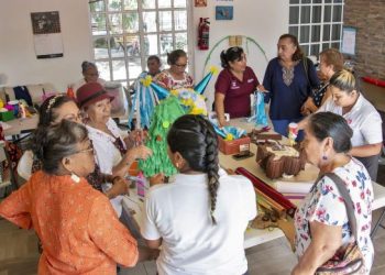 La Fundación de Parques y Museos de Cozumel impartió el Taller de Elaboración y Decoración de Piñatas en la “Casa del Adulto Mayor