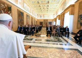 La medicina no debe descuidar la dignidad humana, señala el papa Francisco a odontólogos