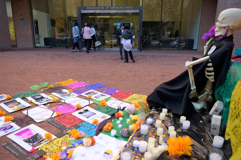 Un altar de la muerte frente a la sede de la Organización de los Estados Americanos (OEA), en Washington. La CIDH expresó este martes su preocupación por la polémica reforma judicial de México (Foto de EFE)