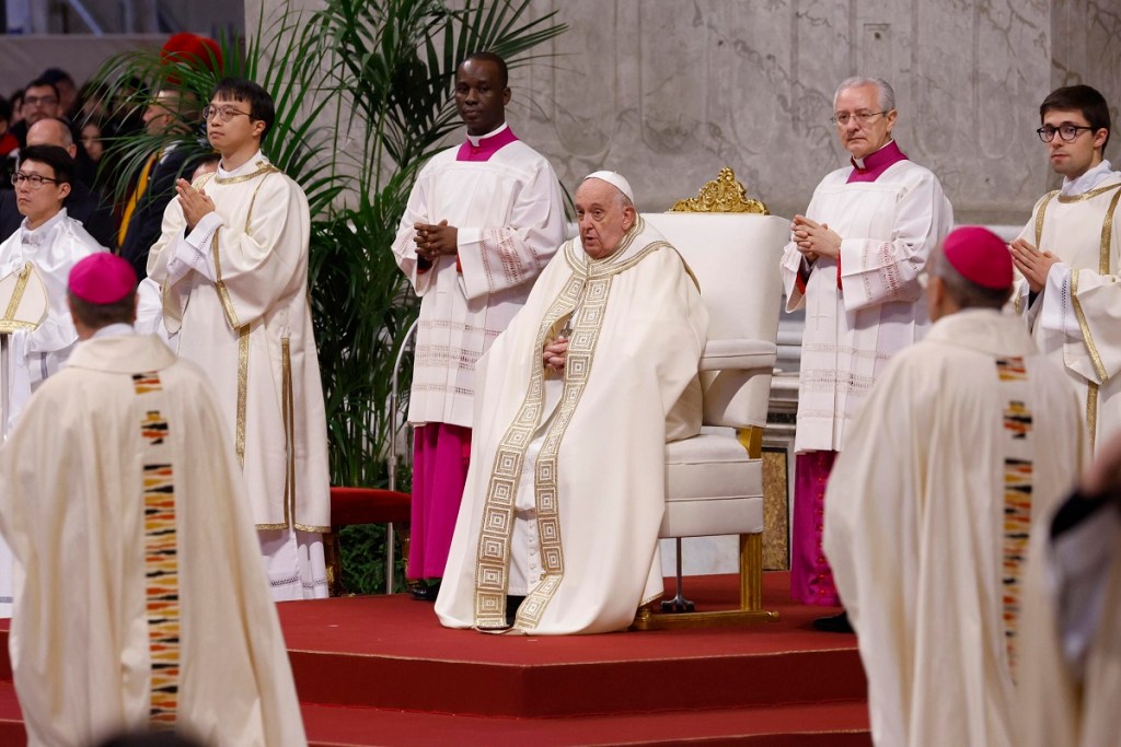 El papa Francisco celebra la misa en la Jornada Mundial de la Juventud en la Basílica de San Pedro (Foto de EFE)