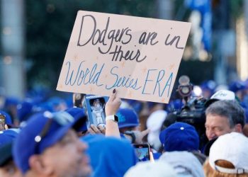 Los Ángeles se pinta de azul para festejar a sus Dodgers, en el cumpleaños de Valenzuela