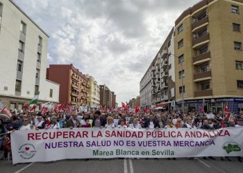 Marchan en Sevilla, España, en defensa de los servicios de salud pública