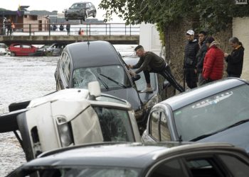 Más de 30 vehículos son arrastrados por el agua de las fuertes lluvias en Gerona, España