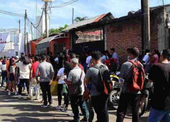 Migrantes buscan apresurar trámites previo a comicios en EE.UU.