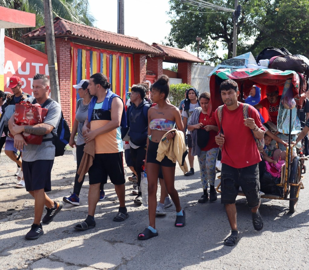 Migrantes caminan en caravana en Tapachula, Chiapas, en busca de llegar a Estados Unidos antes de la llegada de Donald Trump