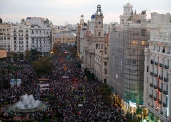 Miles de personas salen a las calles en Valencia, España, para reclamar la gestión de la dana