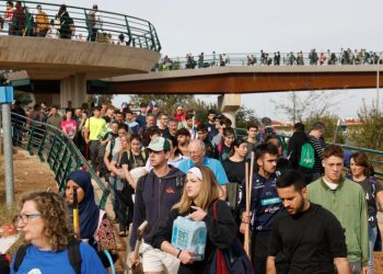 Miles de personas se desplazan a pie para ayudar a municipios de Valencia, España, afectados por la dana