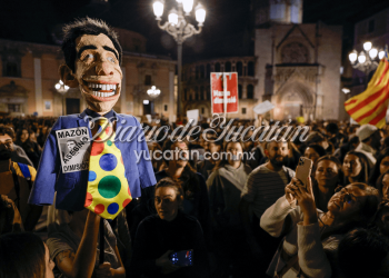 Miles protestan en Valencia: “¡Mazón dimisión!”, tras las catastróficas inundaciones (FOTOS)