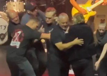 Morrissey cancela concierto por fans que invadieron el escenario en Dallas