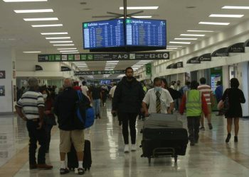 Mujer y sus tres hijos llevan 11 días detenidos en el AICM, en “condiciones inhumanas”