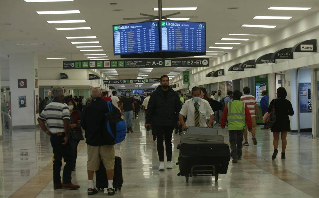 Mujer y sus tres hijos, todos ciudadanos de China, llevan 11 días detenidos en el AICM, en "condiciones inhumanas"