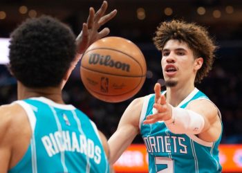 NBA multa con 100 mil dólares a jugador LaMelo Ball por “comentario ofensivo y despectivo”