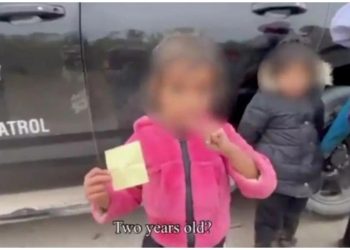 Niña de dos años cruza sola la frontera México-EE.UU., iba con una nota en la mano