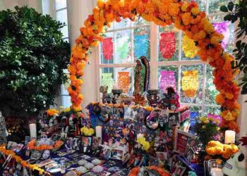 Ofrenda del Día de Muertos en la Casa Blanca honra a difuntos de empleados y visitantes