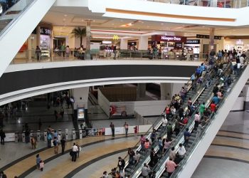 Otra muerte en plaza comercial de CDMX: joven se arroja de segundo piso