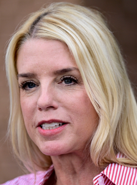 ARCHIVO - Pam Bondi, ex fiscal general estatal de Florida, habla con la prensa afuera de un sitio de entrenamiento sobre integridad para voluntarios electorales, el 18 de junio de 2024, en Newtown, Pensilvania. (AP Foto/Derik Hamilton, archivo)