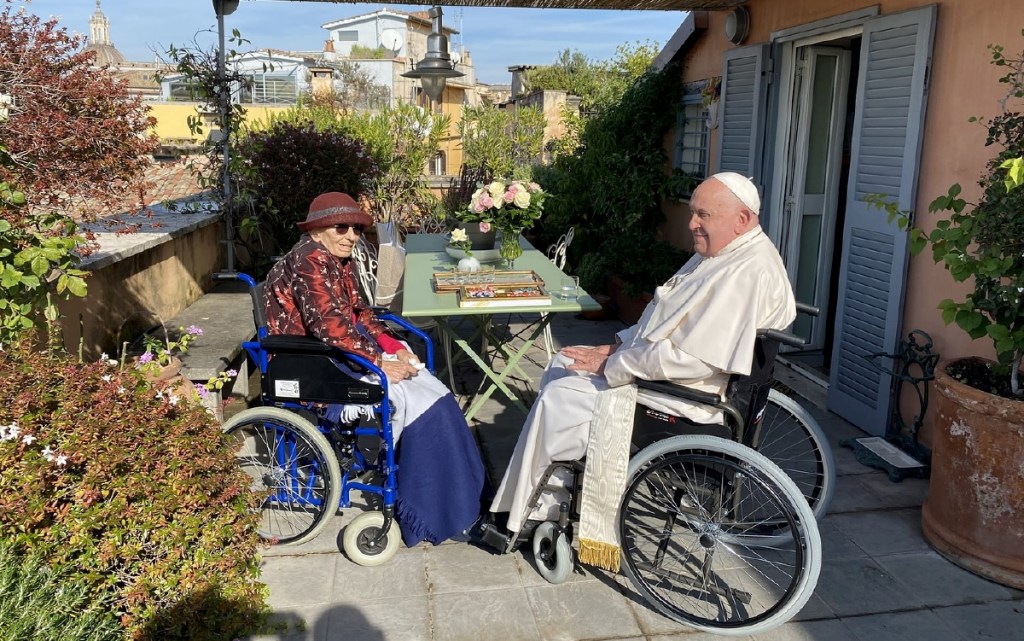 “Esta mañana, con una enorme sorpresa y llena de emoción, Su Santidad me ha hecho una agradable visita”, dijo Emma de la visita