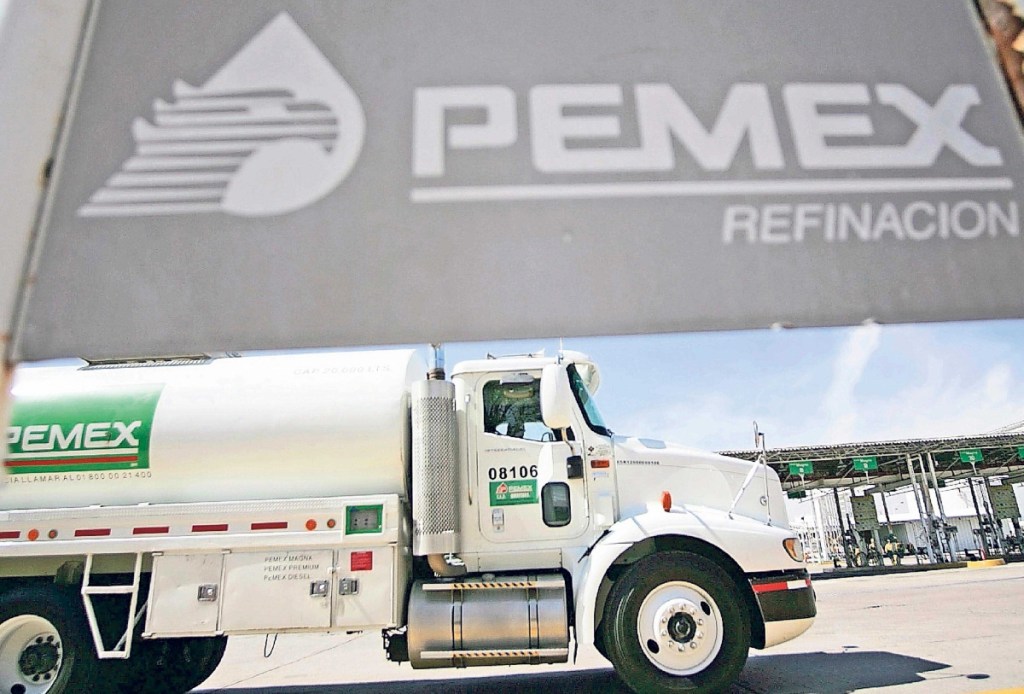 Pemex sigue cosechando marcas negativas y alargó su reinado como la empresa petrolera más endeudada del mundo, señala un reporte