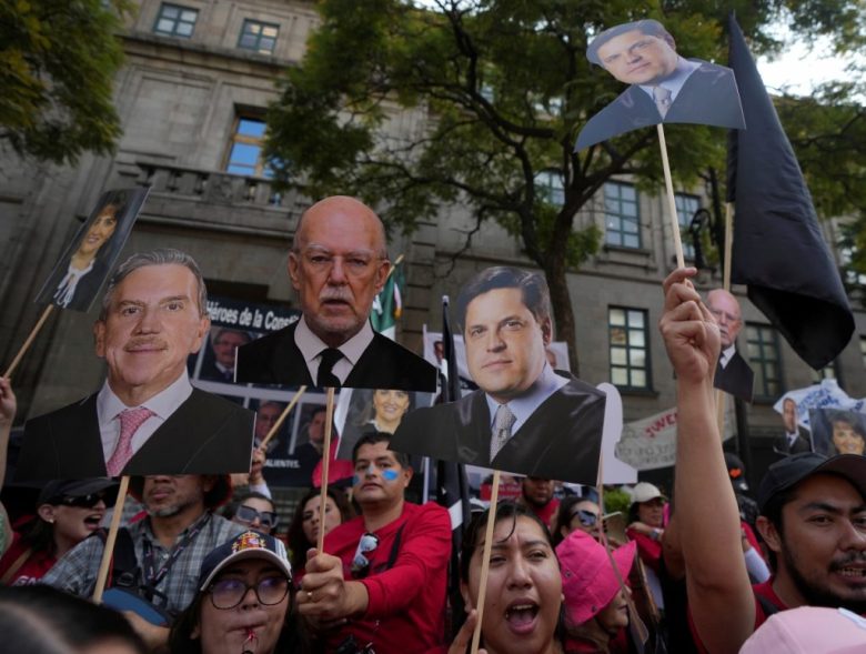 Manifestantes mostraban su apoyo en la Suprema Corte. El cartel de Alberto Pérez Dayán —izquierda— también se encontraba en el sitio