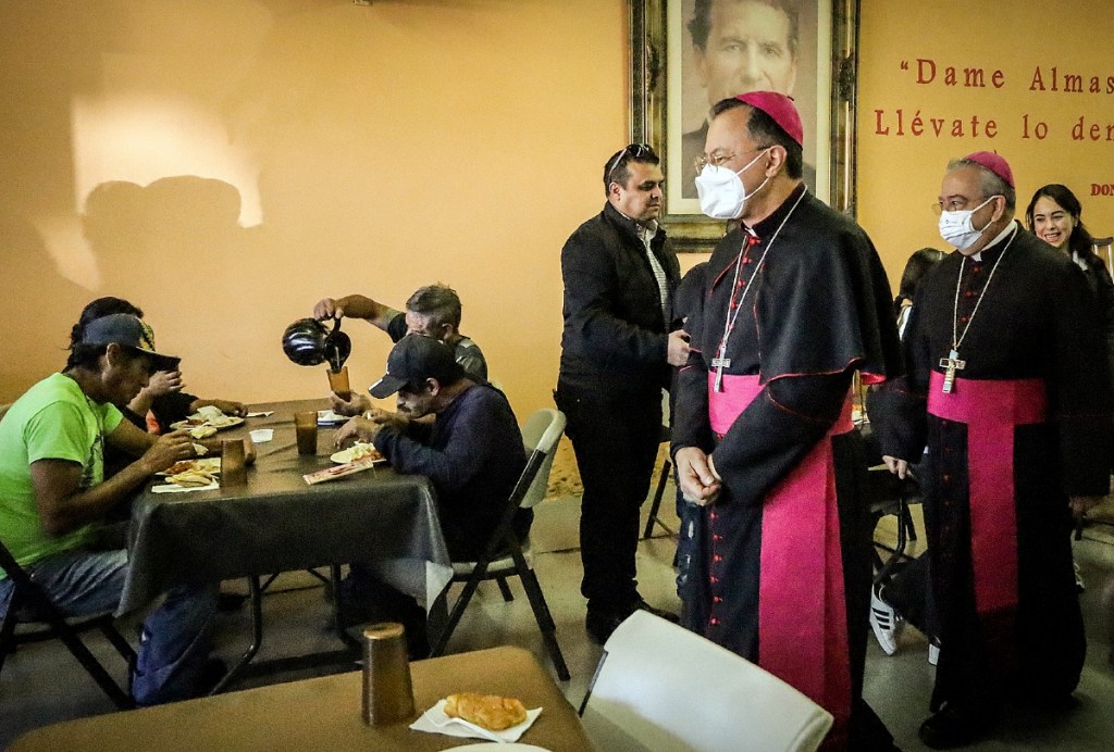 El nuncio apostólico en México, monseñor Joseph Spiteri, bendice a un migrante durante su visita a un albergue en Tijuana. El prelado pidió a los migrantes “buscar siempre la ayuda y tener conciencia de la complejidad de la situación, que para nosotros es hijo o hija de Dios y queremos ayudar a todos, no siempre es posible, pero que no pierdan nunca el ánimo, que busquen ayuda y no se queden aislados”