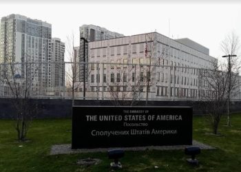 Planea Estados Unidos reabrir el jueves su embajada en Ucrania