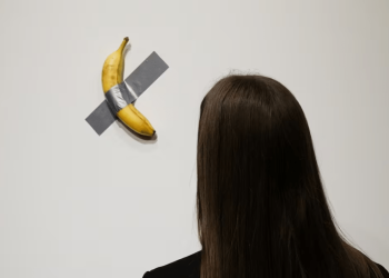 Plátano con cinta adhesiva se vende en millones de dólares en subasta de arte