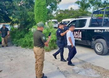 Policías detienen a un hombre por tirar basura en Cancún