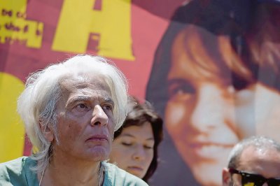 Pietro Orlandi posa frente a la fotografía de su hermana Emanuela, en la Plaza de San Pedro del Vaticano, el 25 de junio de 2023