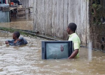 Reportan más de 100,000 damnificados por inundaciones en Colombia