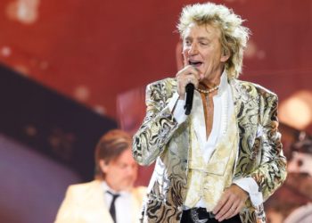 Rod Stewart dice que le costará 300 mil dólares tocar en Glastonbury 2025