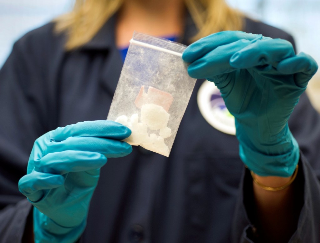 Una bolsa con fentanilo mostrada en el laboratorio de la Administración de Control de Drogas de EE.UU.