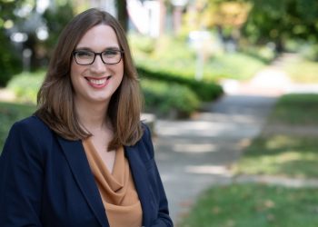 Sarah McBride, primera transgénero elegida congresista en Estados Unidos