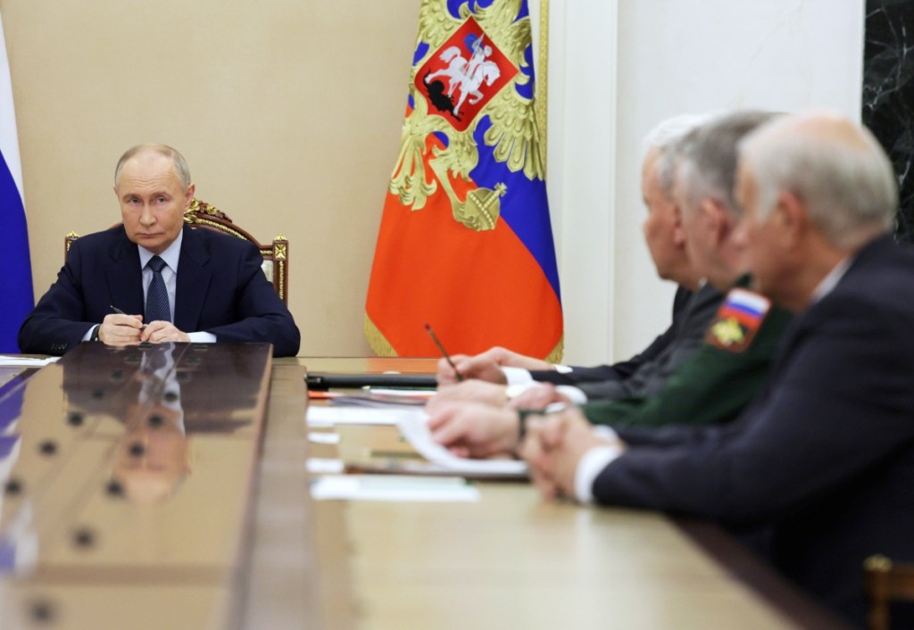 El presidente ruso, Vladimir Putin, se reunió ayer viernes con líderes del Ministerio de Defensa, en Moscú. Putin anunció el éxito de la prueba del misil “Oreshnik”, y advirtió que ya ordenó su producción en serie