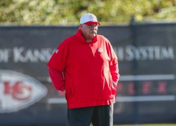 Seis ‘coaches’ de la NFL dominan la lista de 10 entrenadores deportivos mejor pagados en EE.UU.