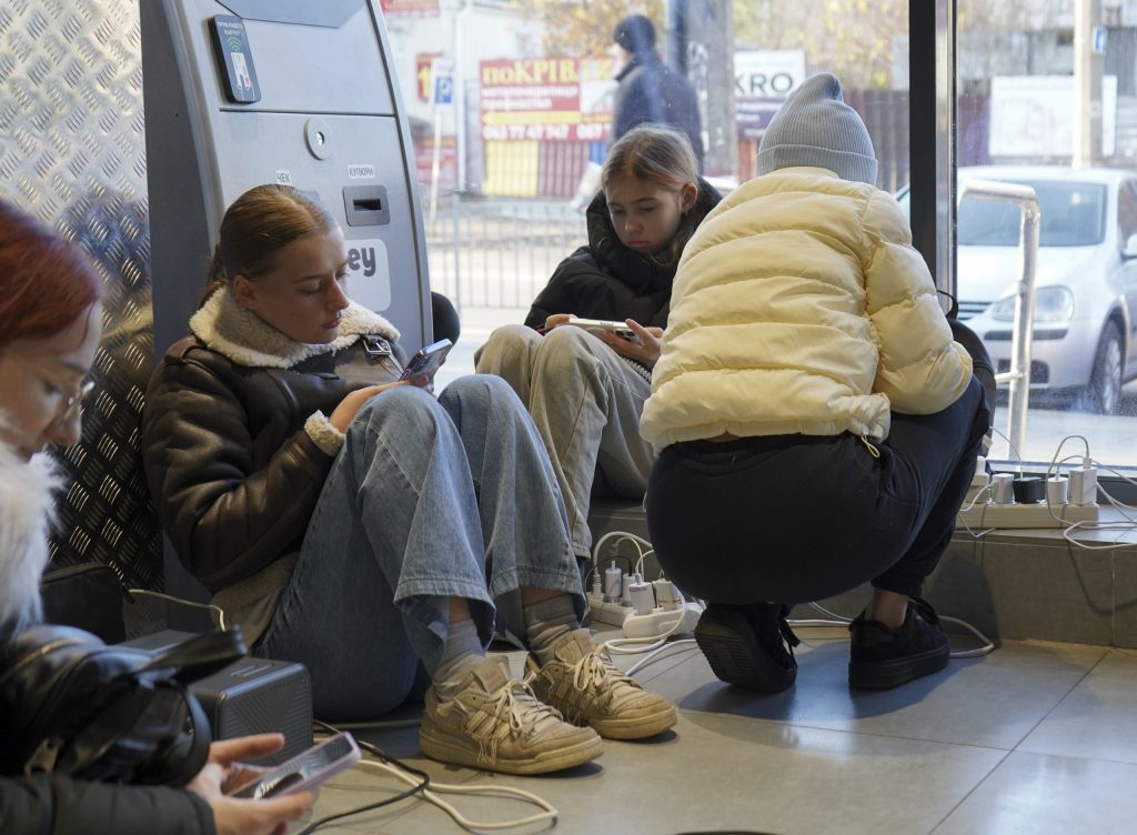 Personas cargan sus teléfonos celulares en un supermercado en Mykolaiv, sur de Ucrania, el 29 de noviembre de 2024, en medio de la invasión rusa en curso mientras Volodimir Zelensky menciona que se podría alcanzar un acuerdo de alto el fuego si Ucrania es aceptada como miembro de la OTAN. (Foto de EFE)