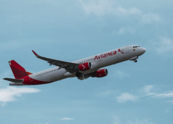 Terror en vuelo Bogotá-Madrid: aterriza de emergencia en Portugal, esto pasó