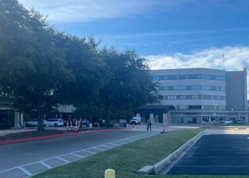 Tiroteo en Texas deja un policía muerto; el atacante resultó herido