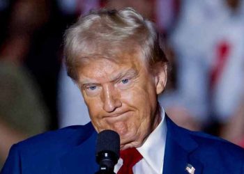 Trump denuncia a Washington Post y a CBS por supuesto apoyo a Harris