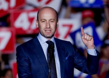 Trump elige a Stephen Miller como subdirector de política de la Casa Blanca