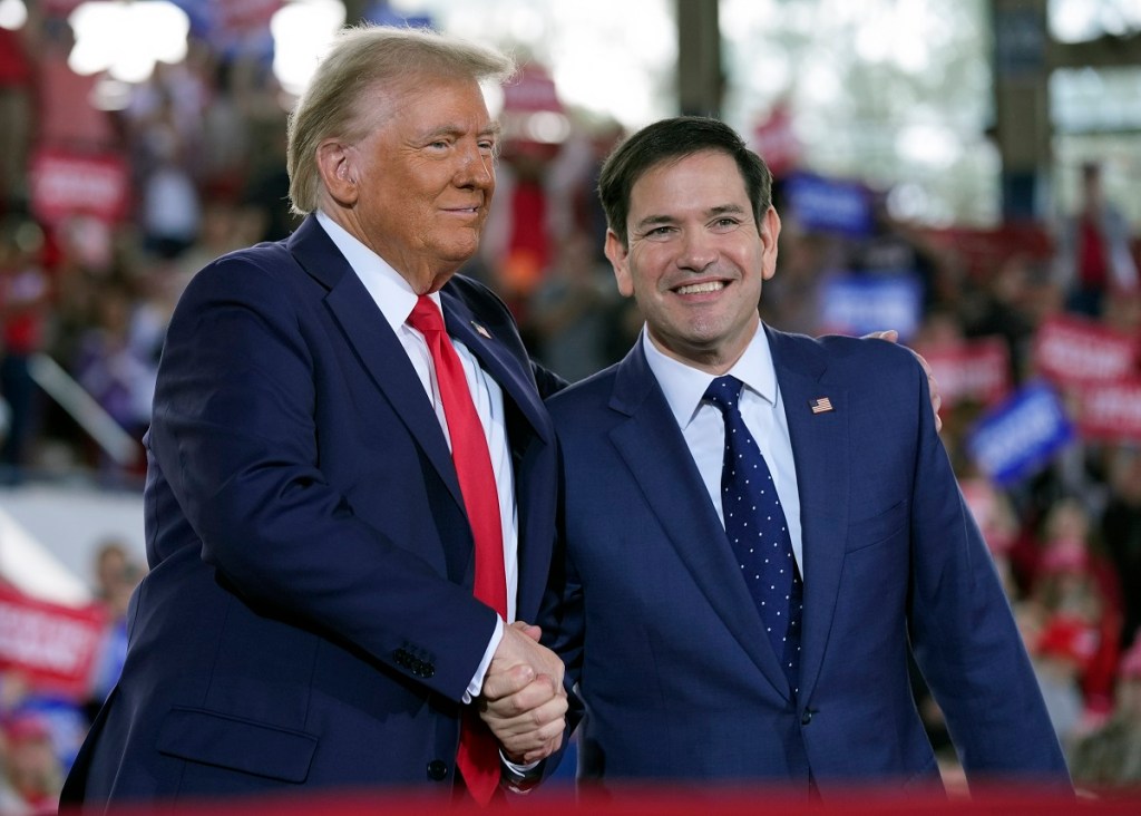 El excandidato presidencial Donald Trump saluda al senador Marco Rubio, a quien nominará como secretario de Estado (Foto de AP)