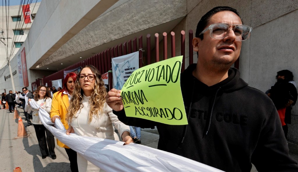 Trabajadores del Poder Judicial Federal se manifiestan en contra de la polémica reforma, ayer en Toluca