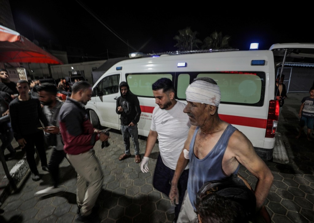 Un hombre herido llega al hospital de los Mártires de Al Aqsa en la Franja de Gaza. Un ataque aéreo israelí dejó al menos 16 murertos