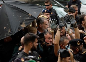 #Video Lanzan objetos y lodo al rey Felipe a su llegada a Paiporta